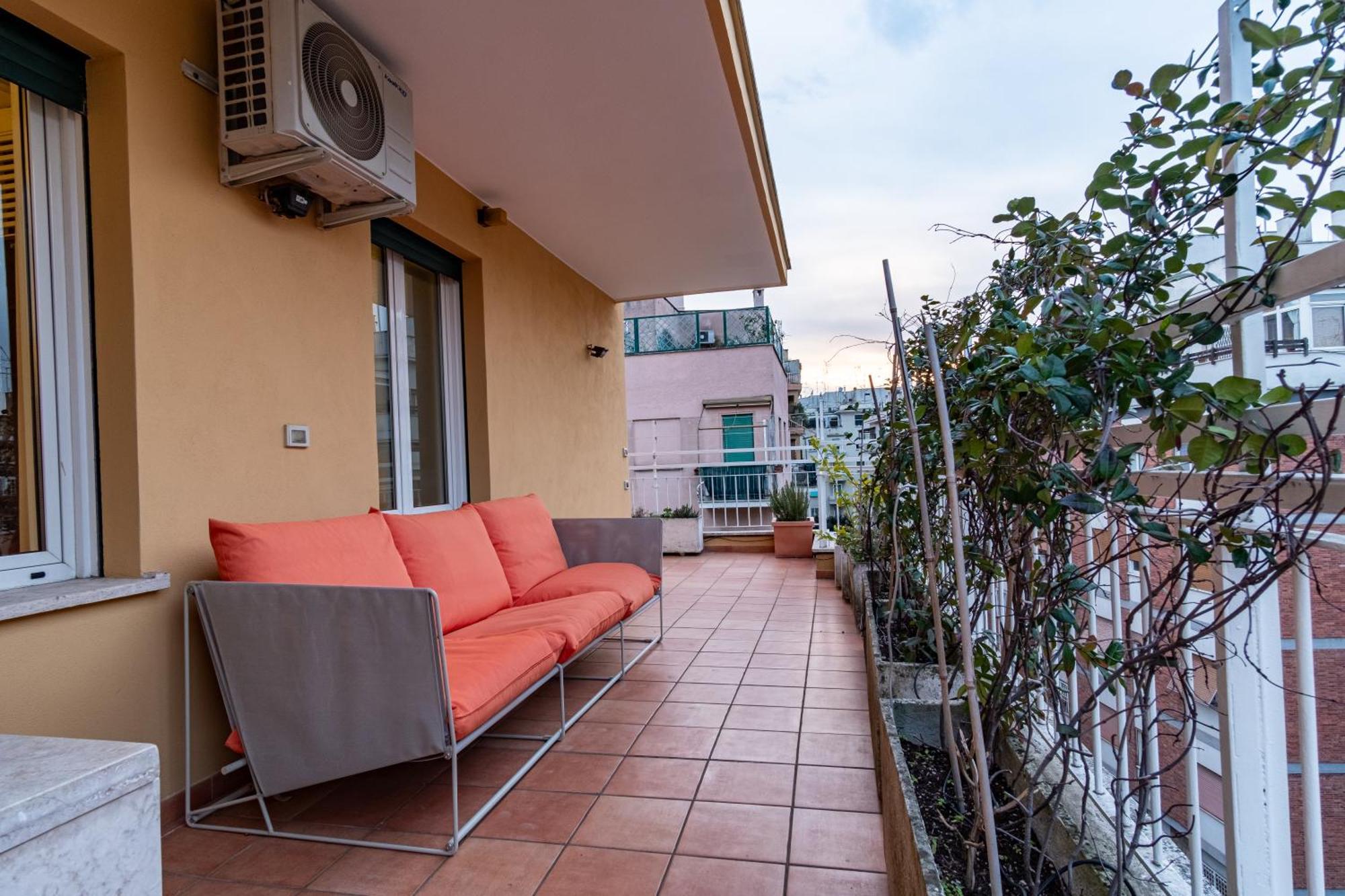 Attic With Terrace And Jacuzzi - Luxury Apartment Rome Exterior photo